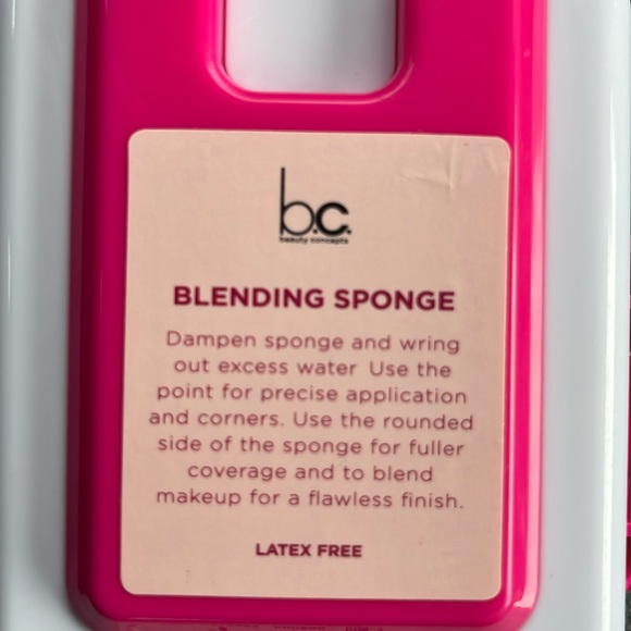 Beauty concepts 4 blending sponges with mini luggage carry case - Picture 2 of 3
